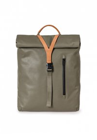 Zaino con risvolto verde e dettagli in pelle marrone, con spallacci regolabili e una tasca laterale con zip; realizzato in un materiale resistente e liscio.