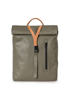 Zaino con risvolto verde e dettagli in pelle marrone, con spallacci regolabili e una tasca laterale con zip; realizzato in un materiale resistente e liscio.