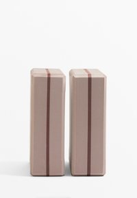 Pravilni knjižni oporniki v umirjeni roza barvi z sijočo površino, ki imajo tanek rdeč trak ob robu za kontrast. Imajo teksturirano površino.