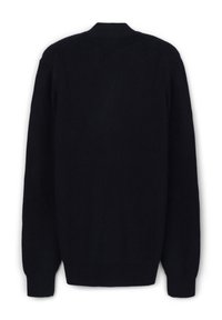 Schwarzer, gestrickter Pullover mit langen Ärmeln und hohem Kragen. Verfügt über ein strukturiertes Muster und gerippte Bündchen. Die Rückansicht zeigt ein einfaches, minimalistisches Design.