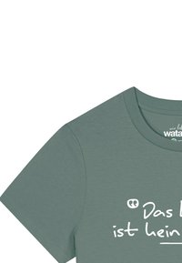 Mintgroene katoenen T-shirt met een ronde hals en korte mouwen. Heeft een witte tekstquote op de voorkant. Zachte textuur en casual pasvorm.