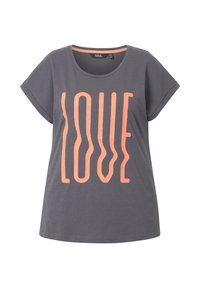 Camiseta gris de manga corta con un gran gráfico estilizado de "LOVE" en melocotón, fabricada en suave tejido de algodón y con un escote redondo.