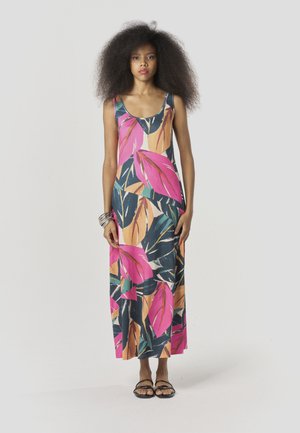 Maxi-jurk met een bloemenpatroon in roze, oranje en groen op een donkere achtergrond. Mouwloos ontwerp met een ronde halslijn. Platte sandalen.