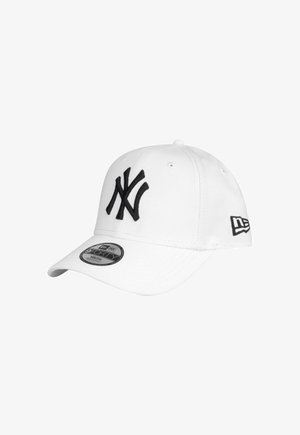 Weißer verstellbarer Jugend-Baseballcap mit schwarzem "NY"-Logo auf der Vorderseite und New Era-Logo an der Seite, gebogener Schirm und 9FORTY-Aufkleber oben.
