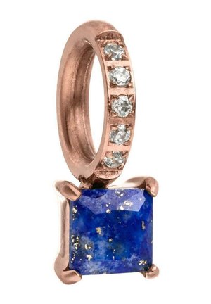 Roségold-Anhänger mit fünf kleinen runden Diamanten an der Öse und einem quadratischen blauen Stein mit Goldsprenkeln in Krappenfassung.