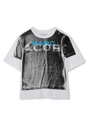 T-shirt en coton blanc avec un imprimé graphique noir et blanc portant le texte "MARC JACOBS" en bleu. Manches courtes et design col rond.
