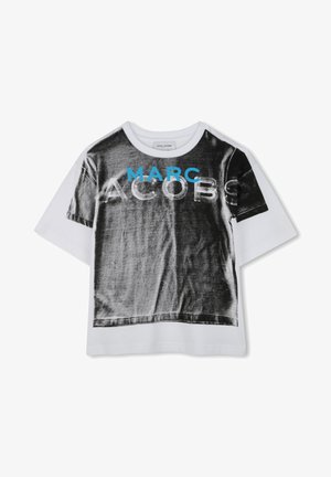 T-shirt en coton blanc avec un imprimé graphique noir et blanc portant le texte "MARC JACOBS" en bleu. Manches courtes et design col rond.