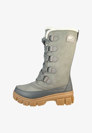 Szare wodoodporne buty z kołnierzem z sztucznego futra, sznurowane, z gumową podeszwą i zdobieniem nicią. Zawierają metalowe detale i wysoką cholewkę.