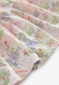 Bomuldsstof med pastelfarver og et fantasifuldt tryk af enhjørninger, blomster og træer, fremhævet med små stjerner og regnbuer.