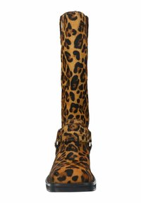 Leopardprint kniehoge laars gemaakt van gestructureerd dierenbont met een zwarte strap accent, voorzien van een vierkante neus en platte zool.