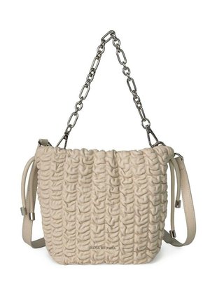 Bolso beige con textura de tela fruncida, asa de cadena plateada, correas adicionales de cuero y pequeño texto de logo en la parte delantera.