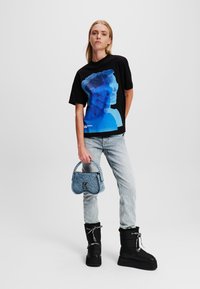 Karl Lagerfeld Jeans PRINT - Apdrukāts T-krekls - black