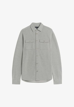 Lys grå skjorte med lange ærmer i et tekstureret stof, med knaplukning foran og to brystlommer med klaplukninger.