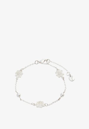 Sølv kædearmbånd med edderkoppespind charms og hvide perler, med spænde og justerbar længde. Mønstret design med poleret finish.