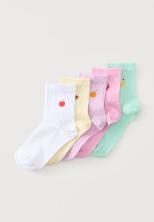 Fem par ribstrikkede sokker i hvid, gul, lilla, pink og grøn, hver med et lille frugtembroidery på anklen.