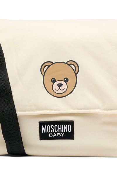 Beige luiertas met een berengezicht grafiek. Voorzien van een zwarte riem en logopatch. Gladde textuur, compacte rechthoekige vorm.