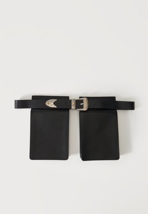 Must nahast kahekordne kottidega vöö graveeritud hõbedase pandla ja dekoratiivsete detailidega valgel taustal.