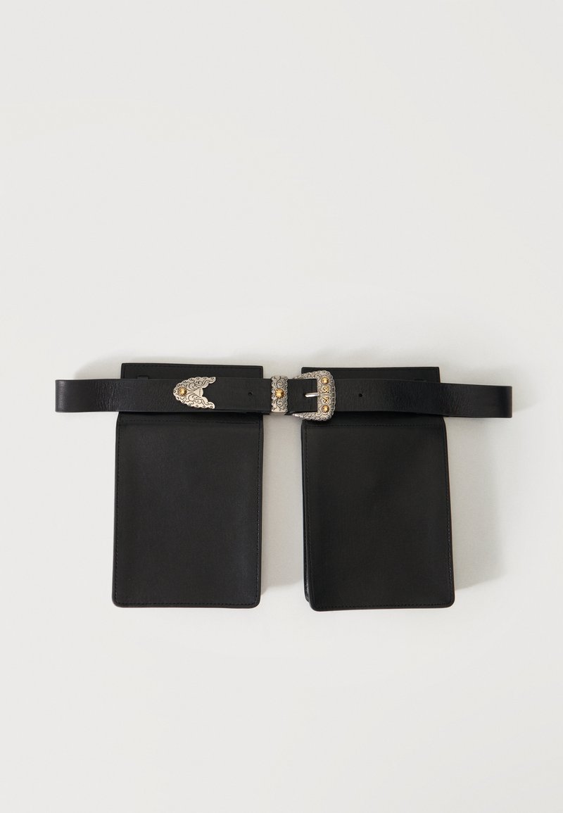 Διπλή ζώνη από μαύρο δέρμα με ασημένια αγκράφα με χαραγμένα σχέδια και διακοσμητικά στοιχεία σε απλό λευκό φόντο.