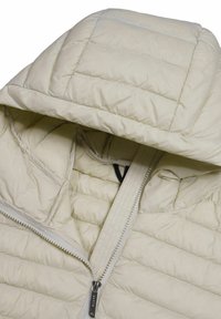Beige pufferjack met hoge kraag, ritssluiting en gestikt paneelontwerp. Heeft een capuchon en een gladde stofafwerking.