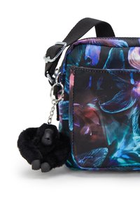 Borsa a tracolla con motivo floreale in blu, viola e nero. Presenta un charm a forma di gorilla nero staccabile e accessori in argento. Tessuto texturizzato.