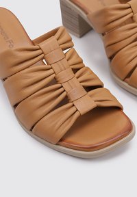 Sandra Fontán TILO - Heeled mules - camel