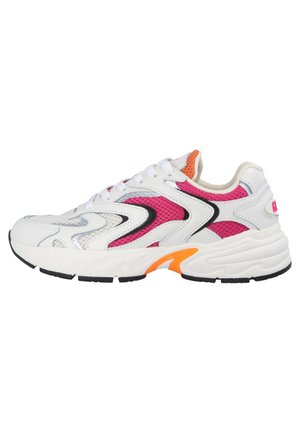 Weißer Sportschuh mit rosa Mesh-Akzenten und schwarzen Umrandungen. Hat orangefarbene Details an der Sohle, ein strukturiertes Obermaterial und weiße Schnürsenkel.