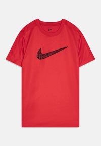 Röd kortärmad Nike sportt-shirt med ett svart texturerat swoosh-logotyp centrerad på bröstet och meshdetaljer på axlarna.