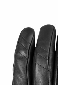 Schwarze Lederhandschuhe mit gepolsterten Nahtmustern, die über eine glatte Oberfläche und ausgeprägte Sektionen verfügen, entworfen für Komfort und Griffigkeit.