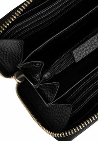 Cartera negra con exterior de cuero texturizado, cremallera dorada, múltiples ranuras para tarjetas y un compartimento central con cremallera. El interior está forrado de tela.