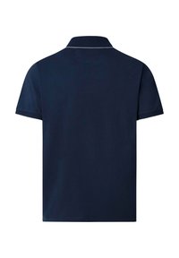 Polo de manga corta azul marino con cuello doblado y detalle de ribete blanco en el borde del cuello, mostrado desde atrás.