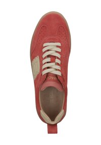 Zapato de ante rojo con perforaciones, acentos en beige y cordones de color crema. Cuenta con una lengüeta y una textura interior con la marca en el talón.