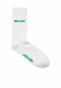 Białe skarpetki bawełniane z prążkowaną teksturą, z zielonymi nadrukami logotypów "NINE.ZERO" i "JACK & JONES" po bokach.