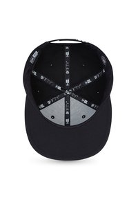 Gorra de béisbol negra con visera curva. El interior presenta un forro gris, agujeros de ventilación y etiquetas de marca dispuestas en un patrón circular.