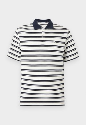 Hvit kortermet polo med svarte horisontale striper og en ensfarget svart krage, med to hvite knapper og en liten logo på brystet.