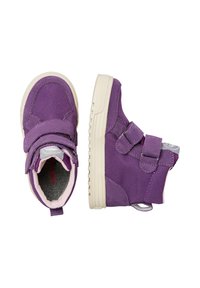 Fialové dětské boty s dvěma suchými zipy, polstrovaným límcem, texturovanou tkaninou a světlou gumovou podrážkou.
