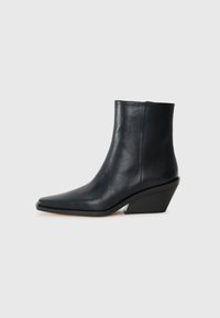 Stivaletto in pelle nera con punta appuntita, tacco angolare, texture liscia e design senza cuciture, caratterizzato da un gambale basso per una facile vestibilità.