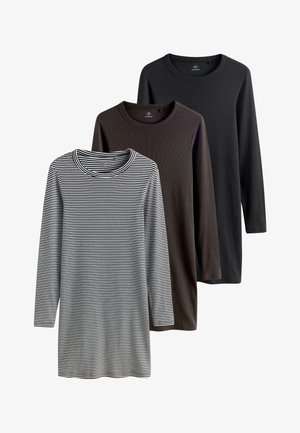 Kolme pitkähihainen paitaa roikkuvat yhdessä: yksi musta, yksi tummanruskea ja yksi mustavalkoraidallinen. Kaikissa on pyöreä pääntie ja resorikudos.