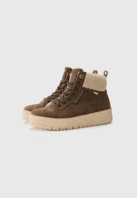 Braune Wildleder-Hochschuh-Sneaker mit einem weichen beigen Kragen, runden Schnürsenkeln und einer strukturierten beigen Gummisohle für zusätzlichen Halt.