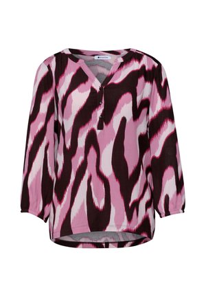 Damesblouse met lange mouwen met roze, witte en donkerbruine abstracte zebrastripes en een knoopsluitende V-hals.