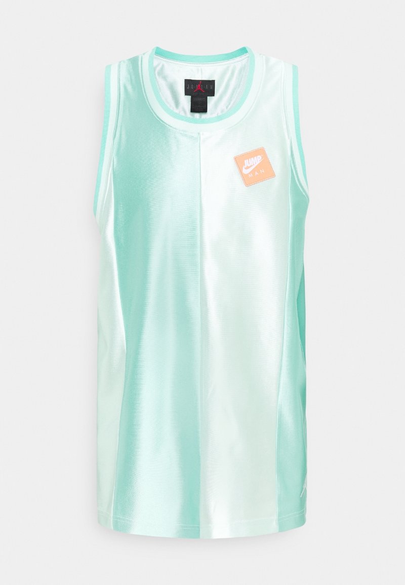 Maillot de sport sans manches vert menthe en tissu brillant, avec un col rond et une étiquette Jumpman orange cousue sur le devant.