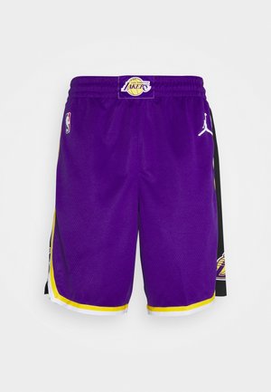 Lila Basketballshorts der Los Angeles Lakers mit NBA- und Jordan-Logos, gelber und weißer Akzentfarbe sowie schwarzen Seitenpaneelen.