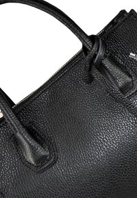 Zwarte leren handtas met structuur en kleine handvatten, voorzien van een gladde opening aan de bovenkant. Zilveren hardwareaccenten zijn zichtbaar.