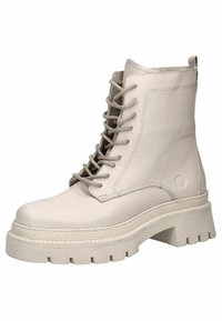 Bota de tobillo con cordones en cuero gris claro con una suela de goma gruesa y texturizada. Presenta detalles de costura y un pequeño logo en el lateral.