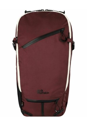 Kastanienbrauner Rucksack mit schlankem Design, schwarzen Reißverschlüssen und Riemen. Verfügt über ein Logo am Boden und gepolsterte Bereiche für Komfort und Unterstützung.