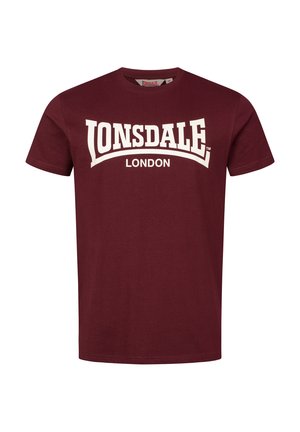 Bordo pamučna majica s velikim bijelim logotipom "Lonsdale London" u obliku luka. Standardni okrugli izrez i kratki rukavi. Mekana tekstura.