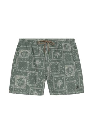 Pantalones cortos verdes con patrones cuadrados beige de estilo bandana y un cordón marrón en la cintura elástica.