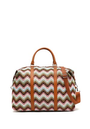 Reistas met bruine leren handgrepen en riem, voorzien van een zigzagpatroon in roze, blauw, bruin en wit.