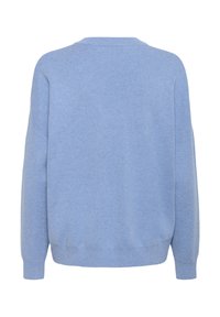 Világoskék kötött pulóver kerek nyakkivágással, eresztett vállakkal, bordázott mandzsettákkal és szegéllyel. Sima textúrájú, kényelmes szabású, minimális díszítéssel.