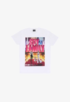 Hvid kortærmet t-shirt med et farverigt grafisk print af karakterer fra "Spy Family" mod en festlig baggrund med fyrværkeri.