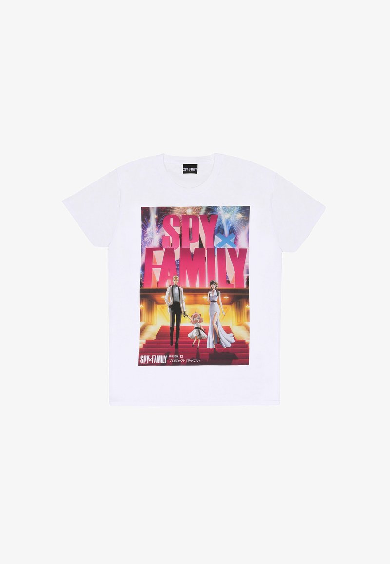 Hvid kortærmet t-shirt med et farverigt grafisk print af karakterer fra "Spy Family" mod en festlig baggrund med fyrværkeri.